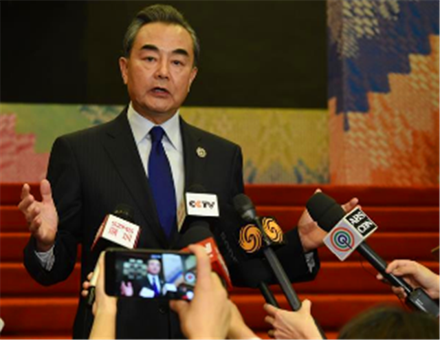 约翰逊输了？中国见招拆招进行反制，英国终于