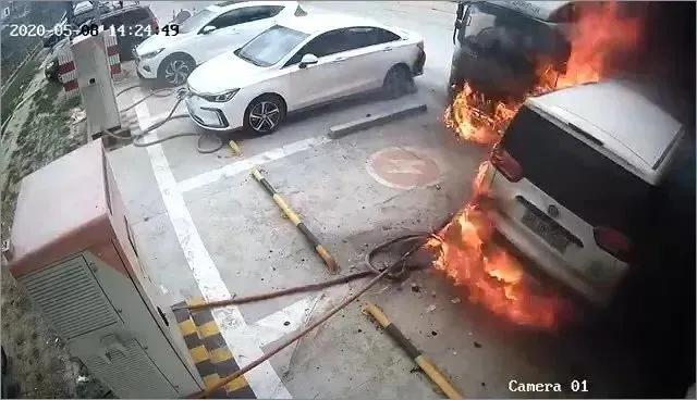 比亚迪的钢针刺痛了宁德时代，但致命的两针却是自己扎的