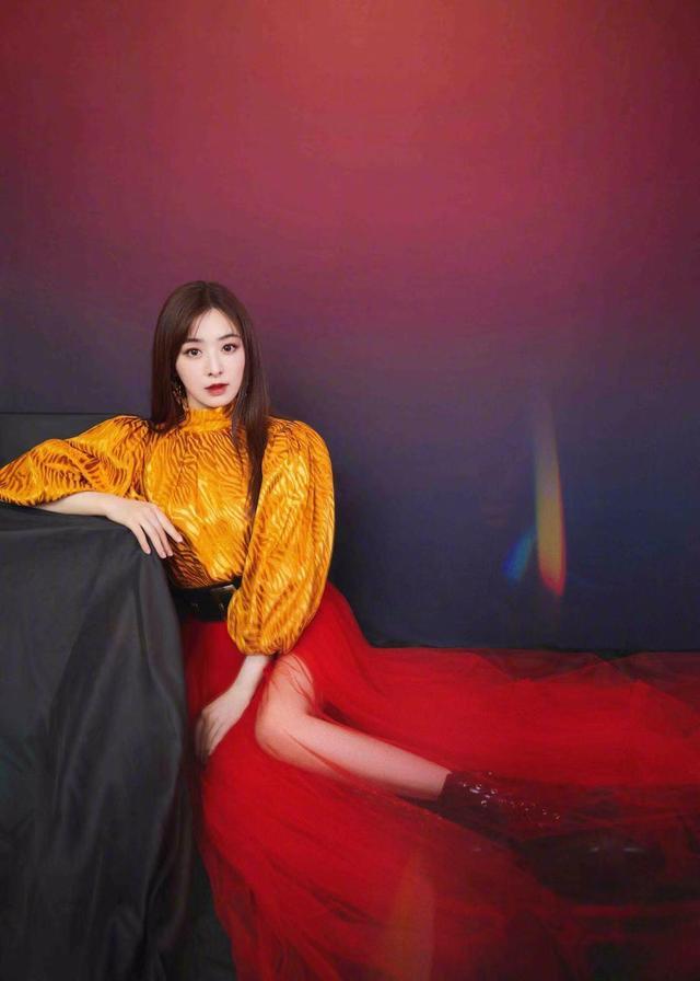 张含韵翻红后真会穿，泡泡袖配大红裙减龄又好