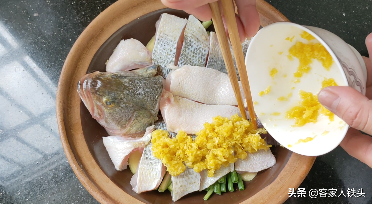 广东人焗鱼真有一套，一锅做2味，6分钟出锅，漂亮好吃待客有面子
