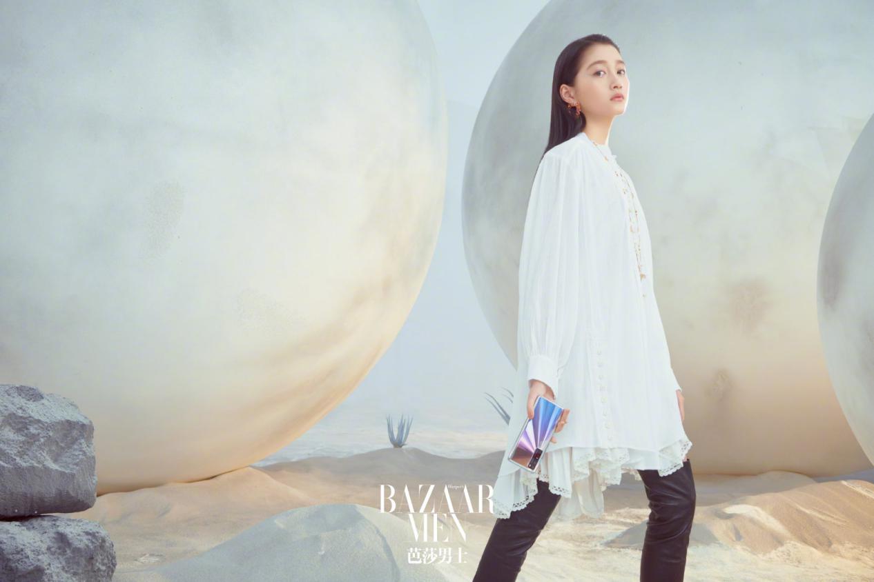 关晓彤穿白裙拍大片，初恋感爆棚却翻车，路人