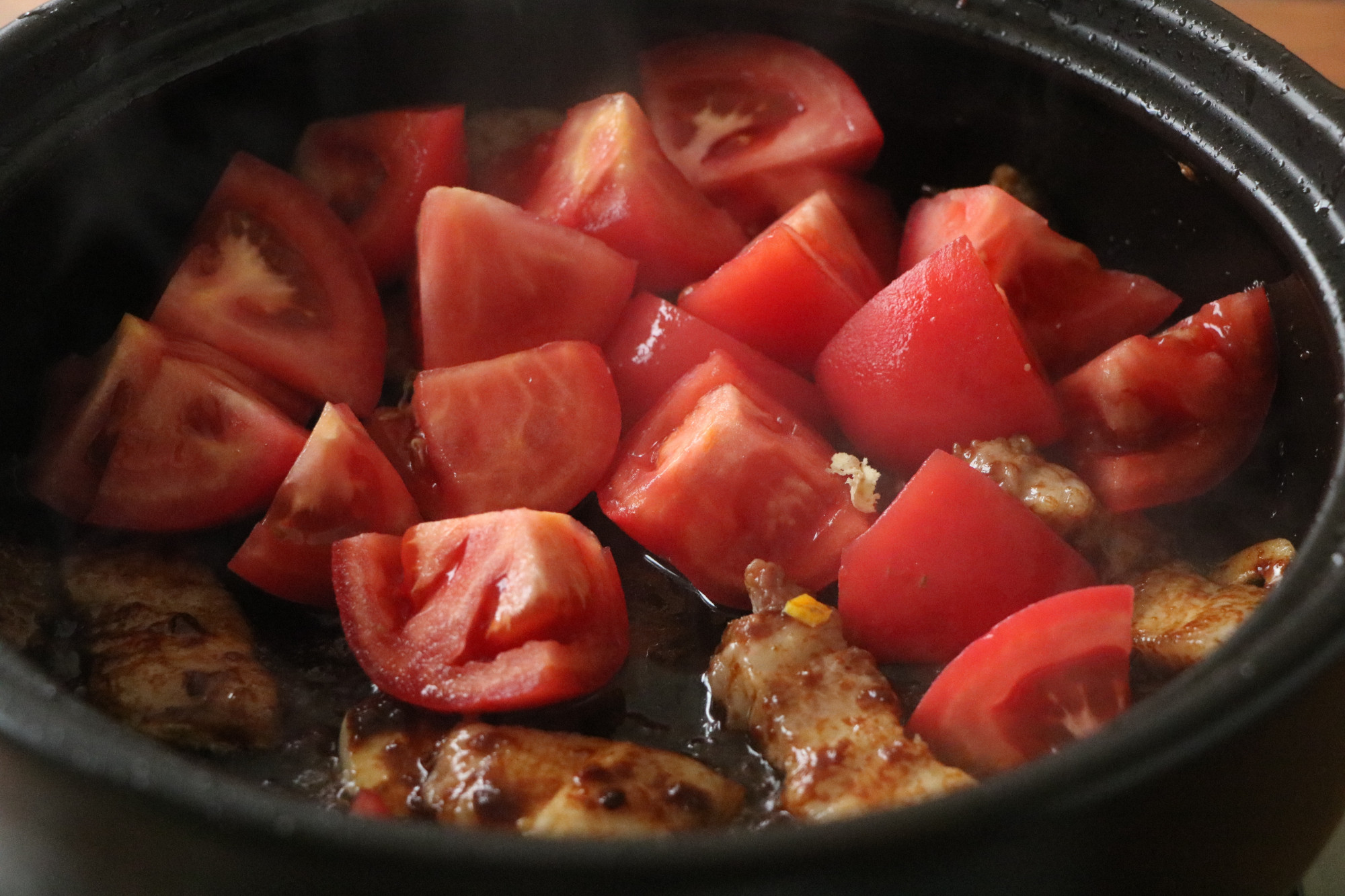 豆腐這樣燉太費米飯了，用砂鍋煲一鍋，滑嫩入味，太適合冬天吃了