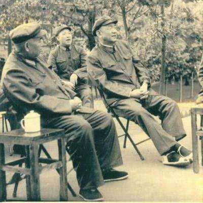 开国将军想家，回老家看望母亲，却发现母亲正