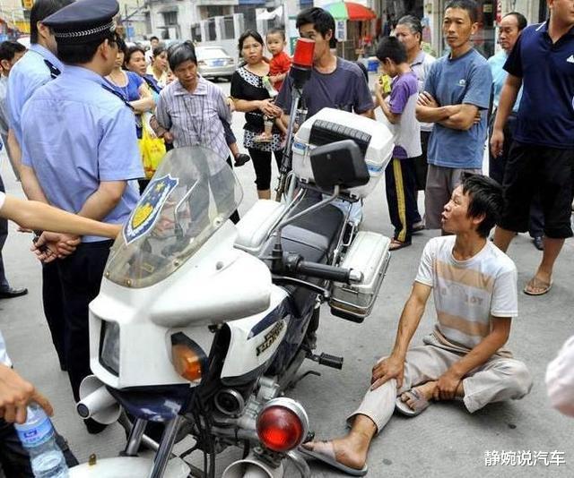 碰瓷手段出新花样！车主白白被讹了2万块，交警