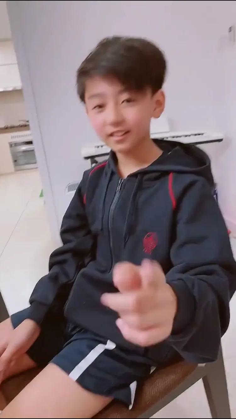 张柏芝晒二儿子视频，11岁小Q又变模样，奶萌帅气颜值不输小鲜肉