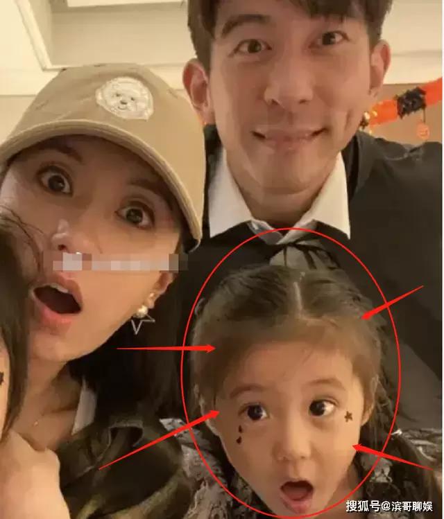 贾静雯全家明星脸，咘咘越长越美丽，没想到波妞更漂亮