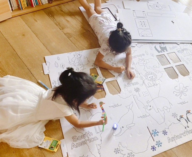 贾静雯两女儿在家洗菜，咘咘蝴蝶结造型养眼，哪知妹妹更抢镜