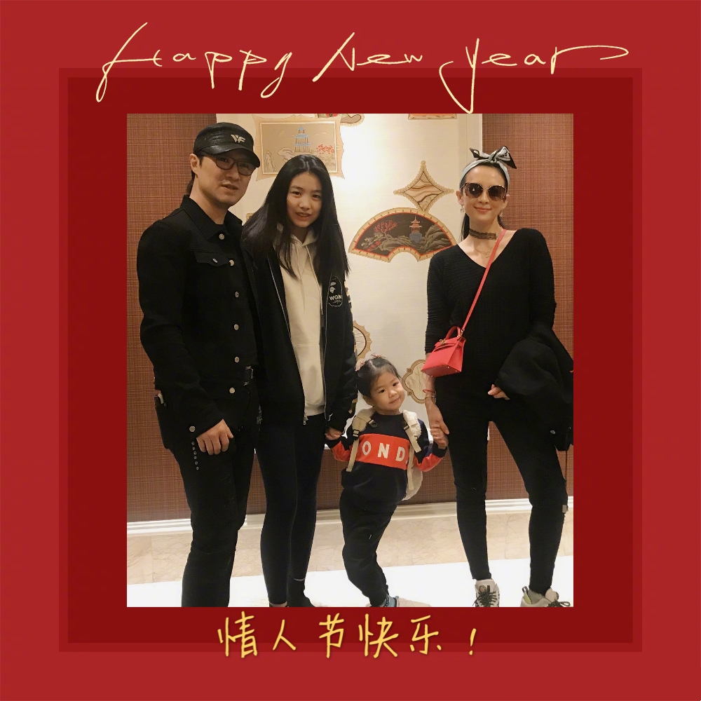章子怡曬與汪峰合照慶祝結婚6週年，繼女小蘋果負責掌鏡關係和睦