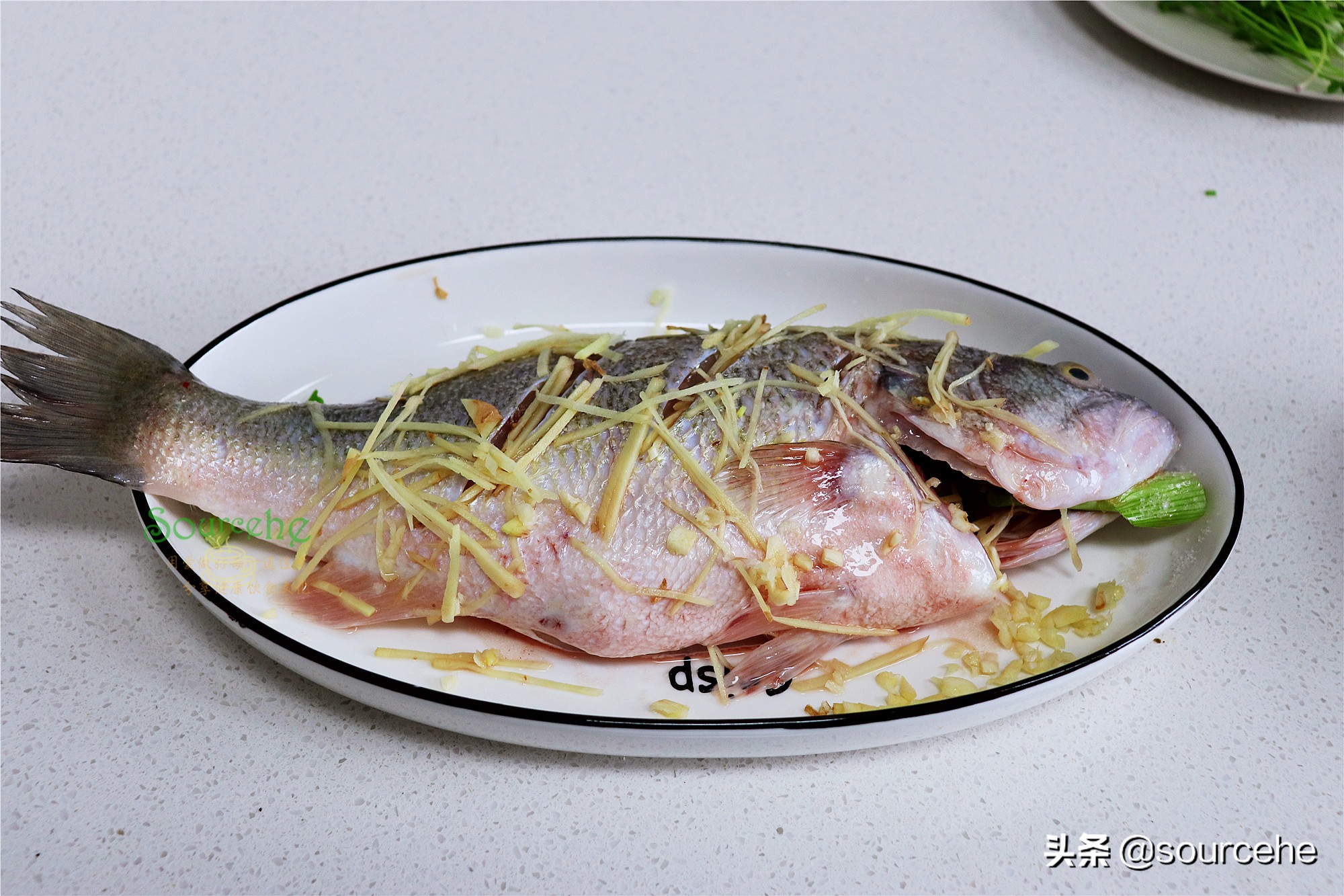 清蒸鱸魚只需8分鐘，一靠火候二靠調味，魚肉離骨，鮮美香滑