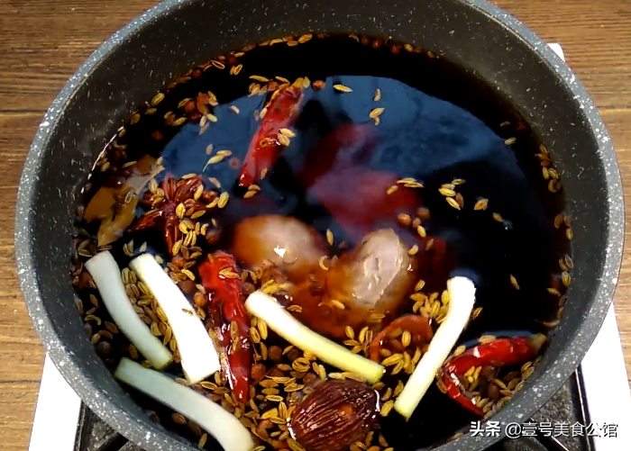 Teach you at home to make delicious braised duck gizzards, it can be done in 3 simple steps, a good cold meat