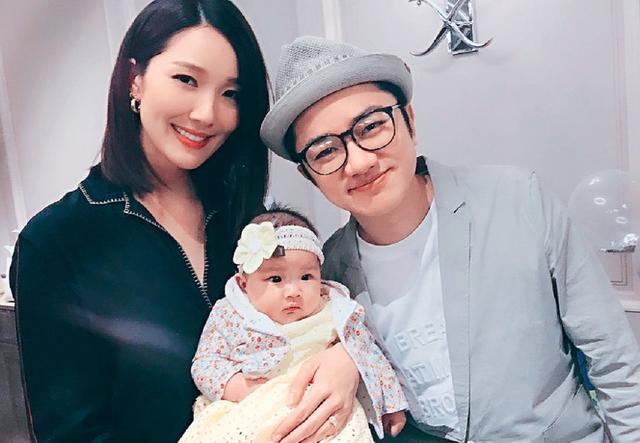 李亚男晒迪士尼度假照，王祖蓝将女儿扛在肩膀上，爸爸力max