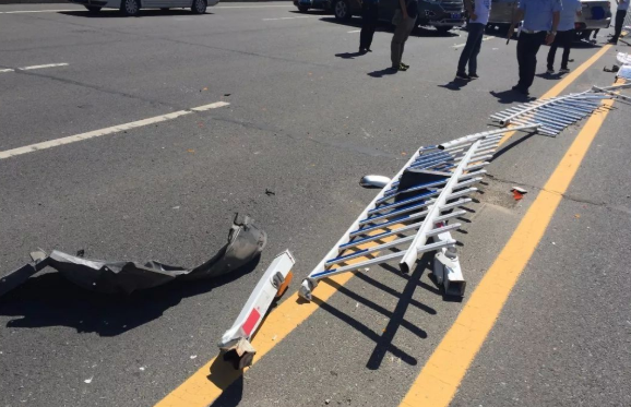 护栏1500一米，路灯8000，绿化700一平！别问我为啥