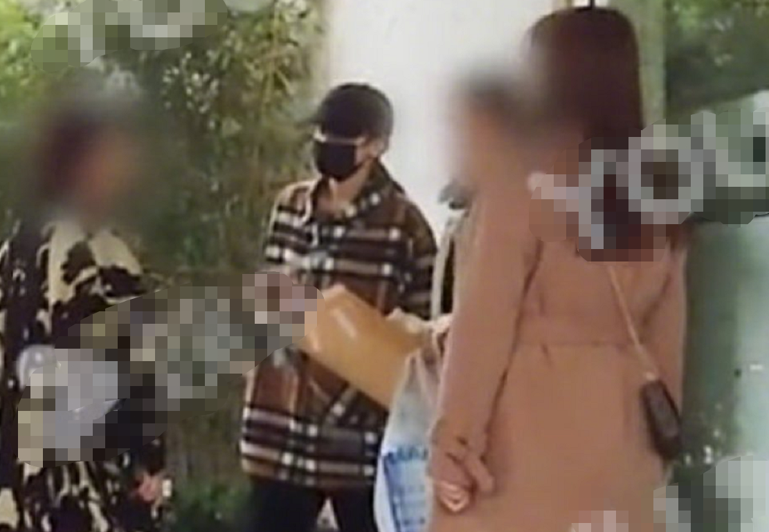 迪丽热巴打扮朴素现身医院,身体亮红灯,曾自