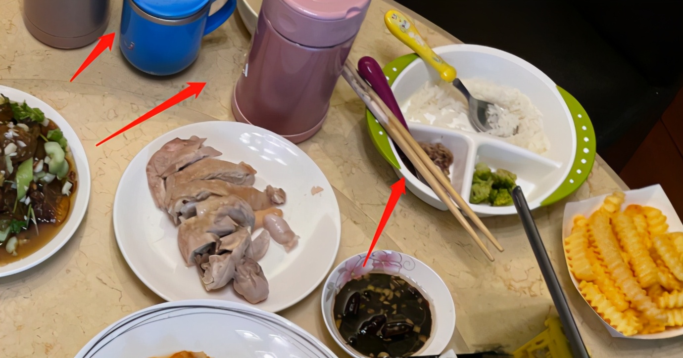 黄晓明晒baby最爱红烧肉，8盘菜摆满一大桌，儿子餐具随意摆一旁