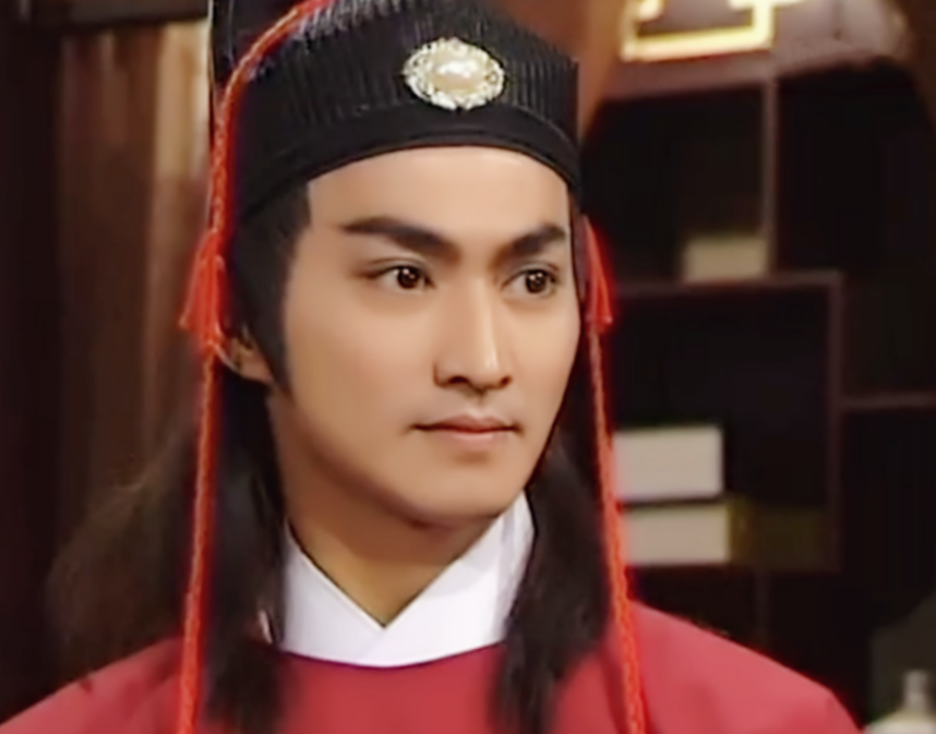 亿万富豪“展昭”近照曝光，街头开挖掘机赚钱，60岁练一身肌肉