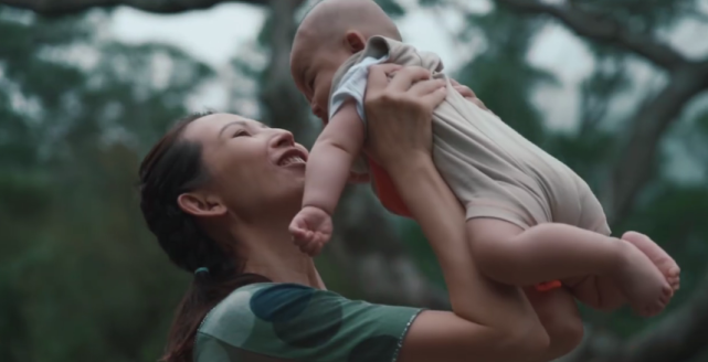 蔡少芬一家五口踏青烧烤，夫妻恩爱互喂，半岁