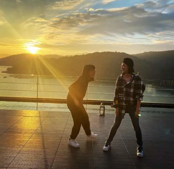 贾静雯晒全家出游照，母女同框神似姐妹，梧桐妹与继父感情超好