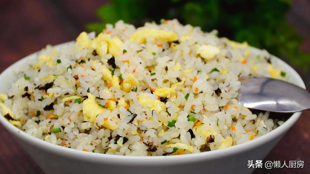 沒想到紫菜炒飯這麼好吃，配上1個雞蛋和半根胡蘿蔔，顏色豐富