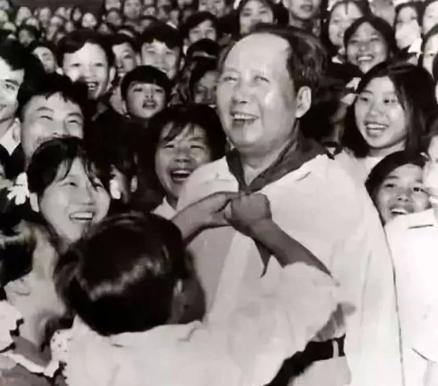 1959年，那个给毛主席戴红领巾的男孩子，后来怎么样了？