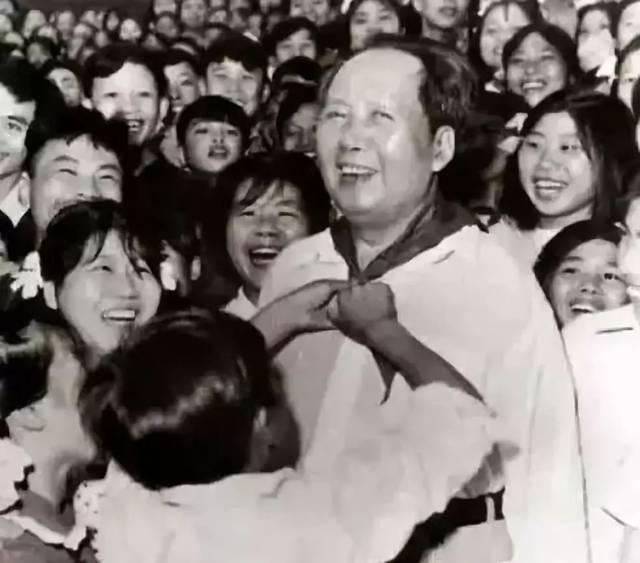 1959年，那個給毛主席戴紅領巾的男孩子，後來怎麽樣了？