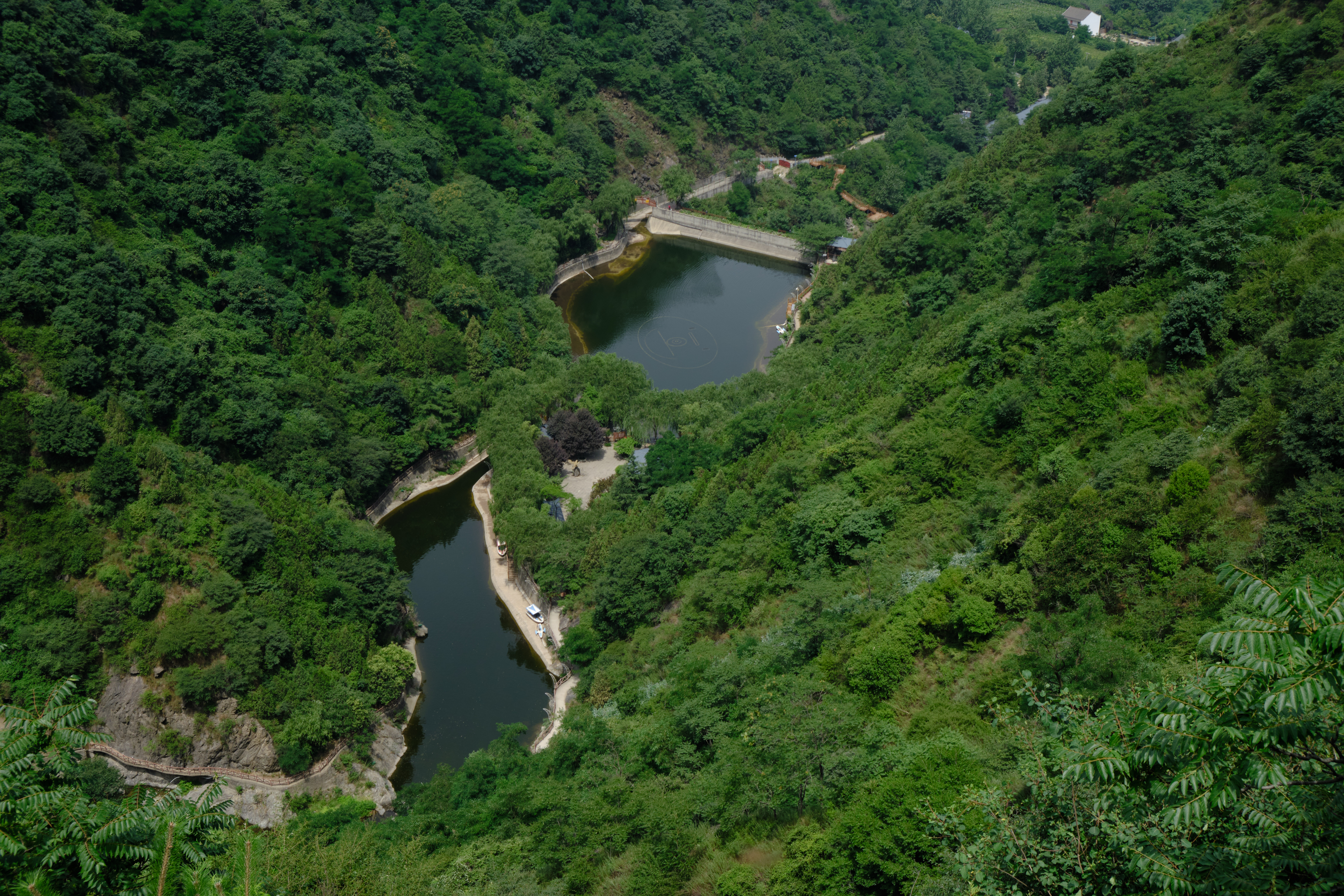 西安不怕高温，距城区30公里的金龙峡漂流，太凉爽了