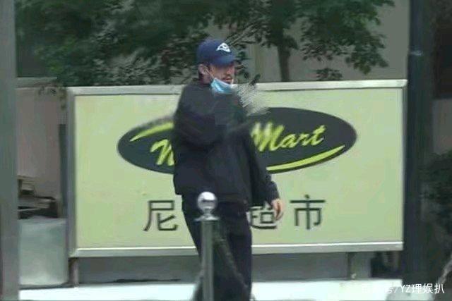 吴京谢楠家庭聚餐曝光，46岁硬汉头发苍白，如今家庭和睦其乐融融