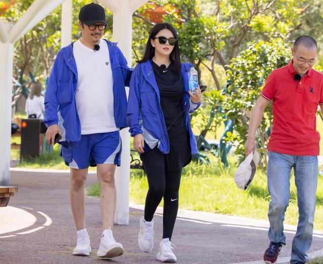 李湘晒女儿吃酸奶，直呼心肝宝贝，王诗龄尖下巴、大长腿抢镜