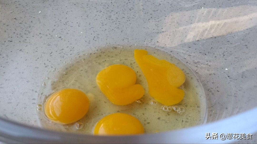 4個雞蛋1碗麵粉，教你自己在家做老式雞蛋糕，還是小時候的味道