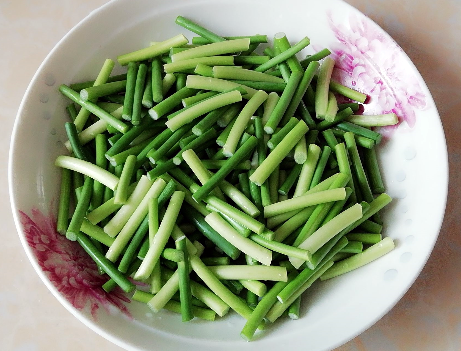 图片[2]-咸菜腌蒜苔的做法步骤图 很简单-起舞食谱网