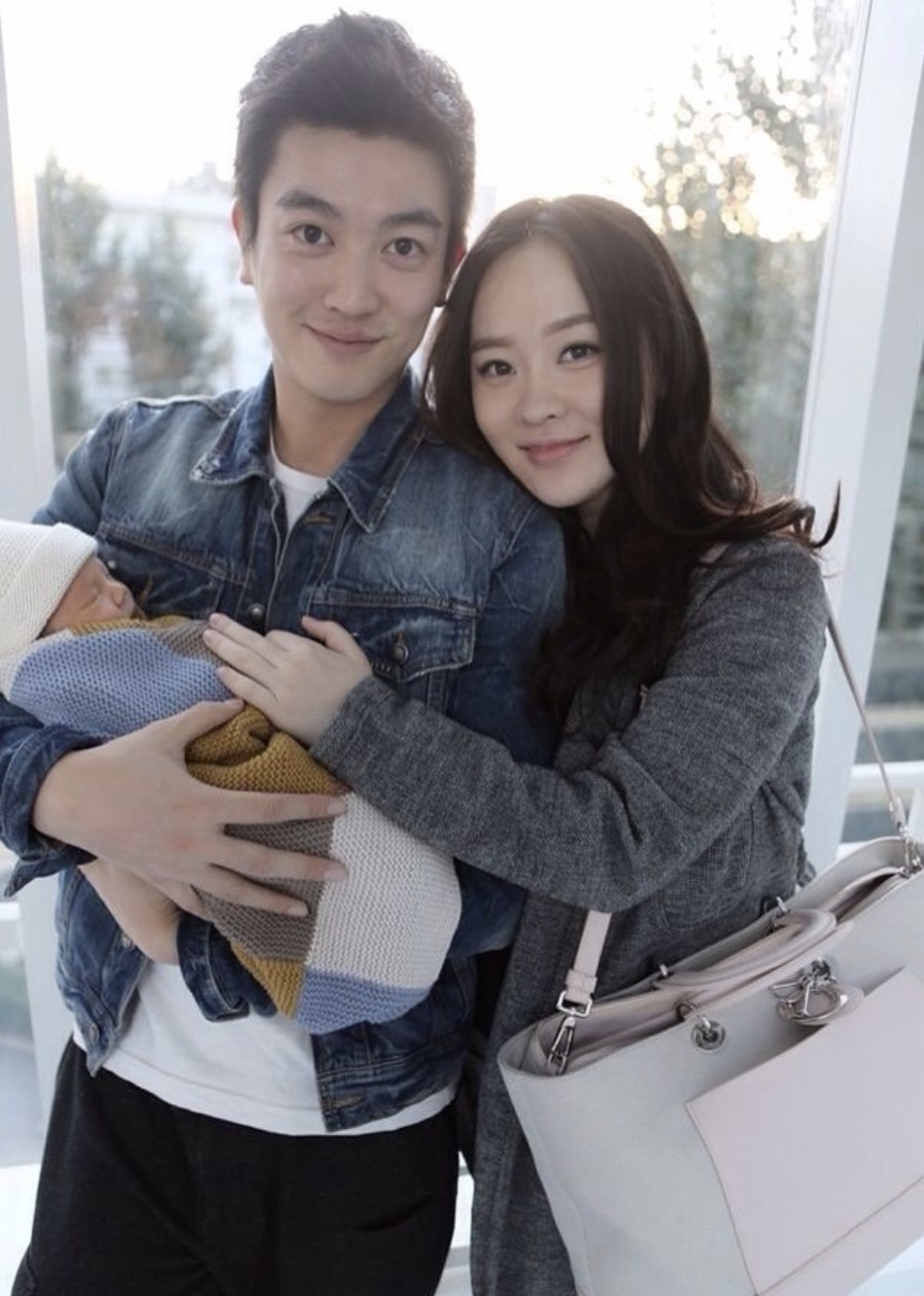 杜江一家三口出门聚餐，霍思燕素颜现身一脸幸福肥，胖出双下巴