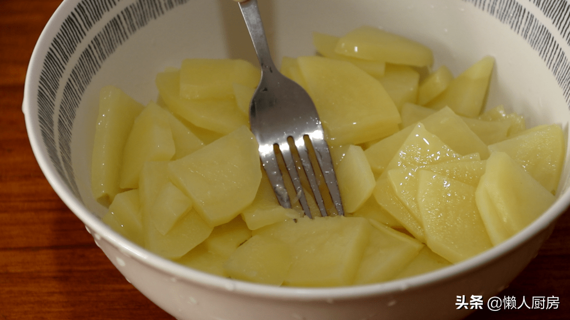 土豆别再炖肉了，教你一个新吃法，好吃到停不下来，比吃肉香