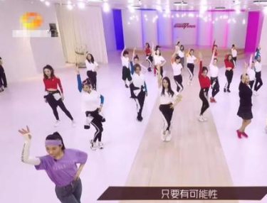 《乘风破浪》里被无视的第一人，一句话让全场