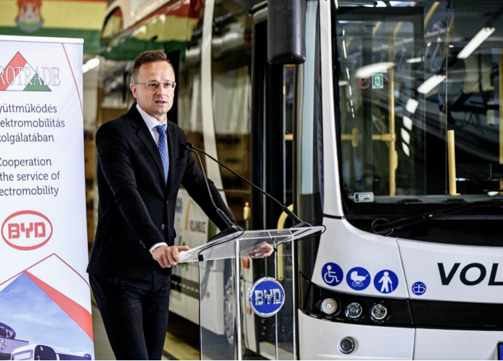 匈外长见证！比亚迪交付首台跨国运营纯电动巴士