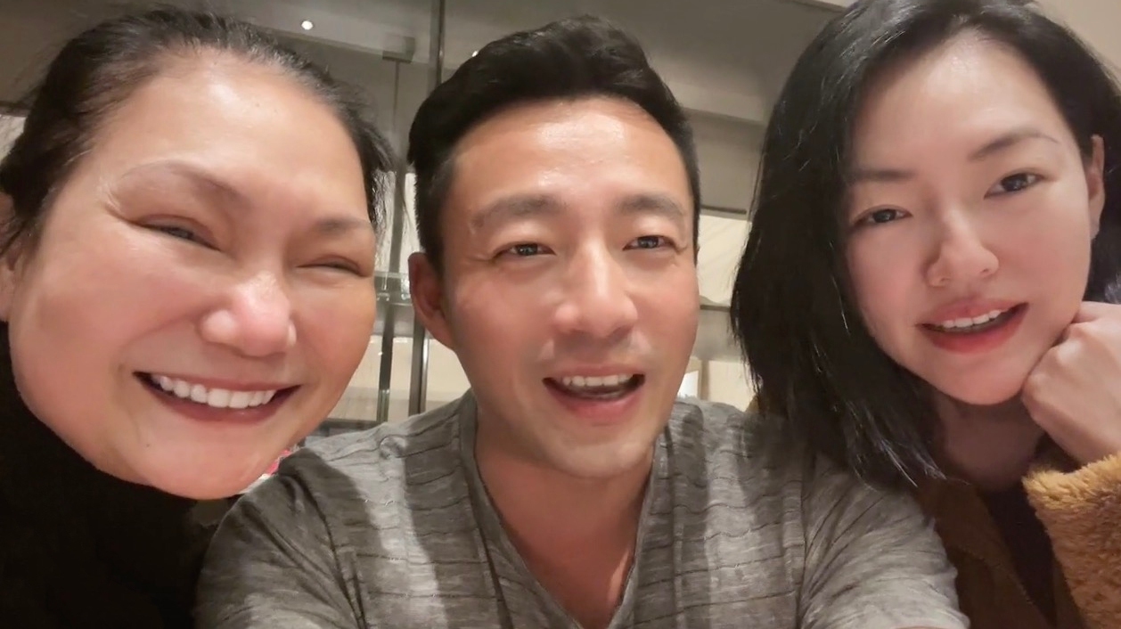 汪小菲慶與大s結婚十週年，夸其為小女孩，鴿子蛋鑽戒惹秦昊注目