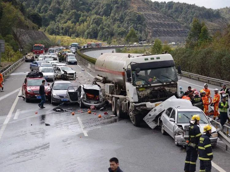 鸟巢建设者、民企500强总裁车祸去世！知情人：他们的车撞上货车