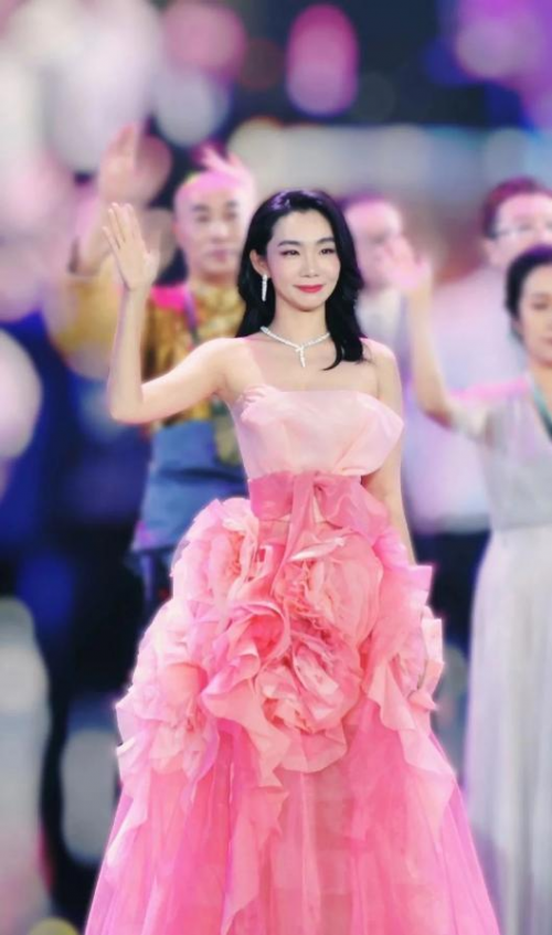 又美又飒！这是一条实力与颜值并存的推送……