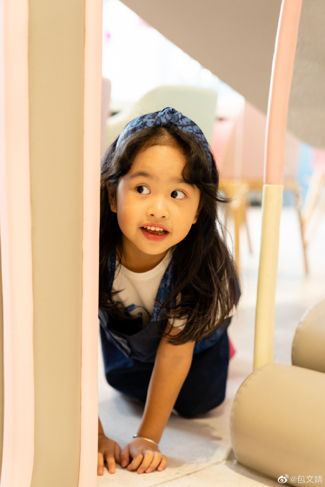 包文婧視頻包貝爾為女兒慶生，6歲餃子變化大，愈發漂亮太像媽媽