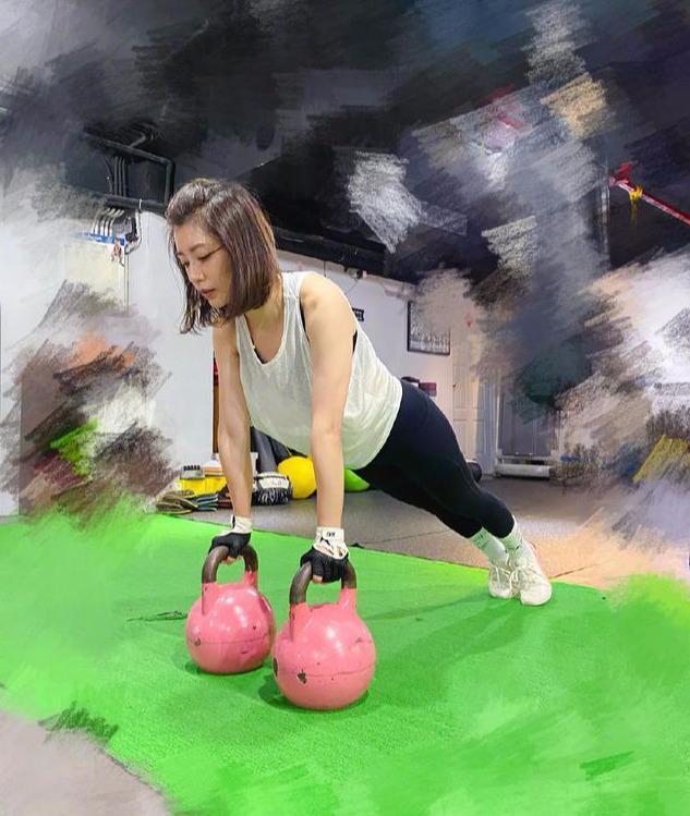 賈靜雯一直堅持健身，被英國媒體稱贊：外表比實際年齡小一板