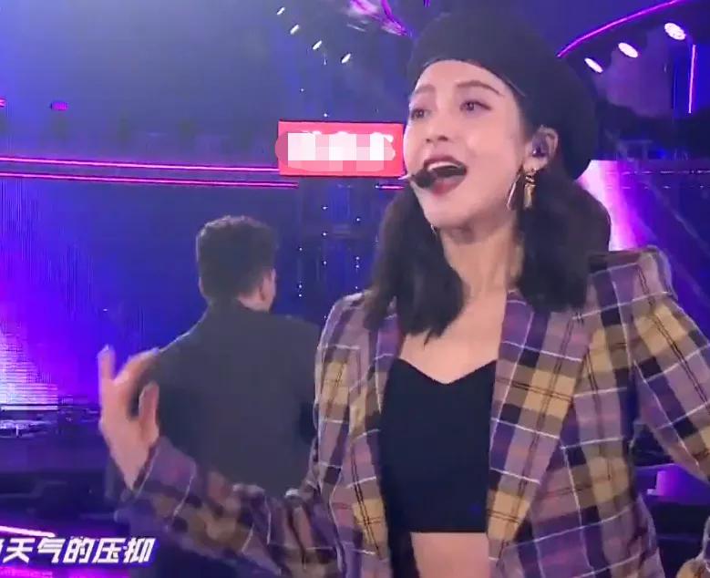 跨年女星集体得罪化妆师，杨幂被嘲像鹦鹉，热