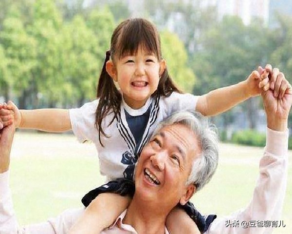 刘诗诗夫妻带儿子游玩，吴奇隆已显老，网友：