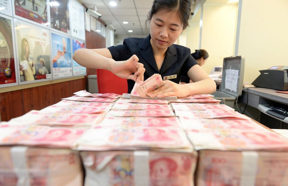 两人同时去银行，一个存500万，另一个贷5000万，行长会先接待谁