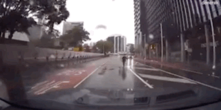 澳洲街头惊现亚裔大妈碰瓷，主动撞车，司机吓破胆