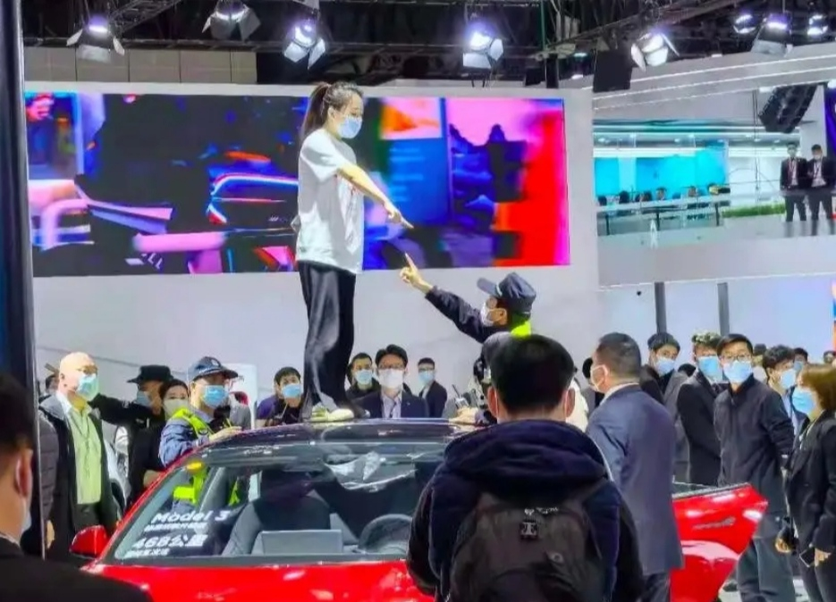 特斯拉维权女车主拘留结束发声：过激维权行为向公众致歉，提出5点质疑矛头再指特斯拉