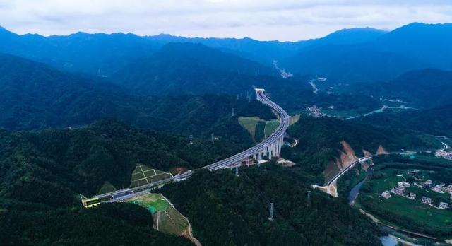 重庆建一条高速公路，长约71公里，涉及三个区，将成川渝新通道