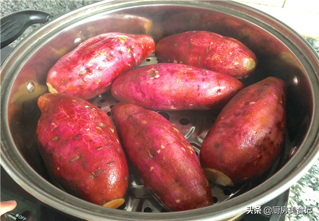 蒸紅薯時，直接上鍋就錯了，多加2個技巧，紅薯香甜又細膩，好吃