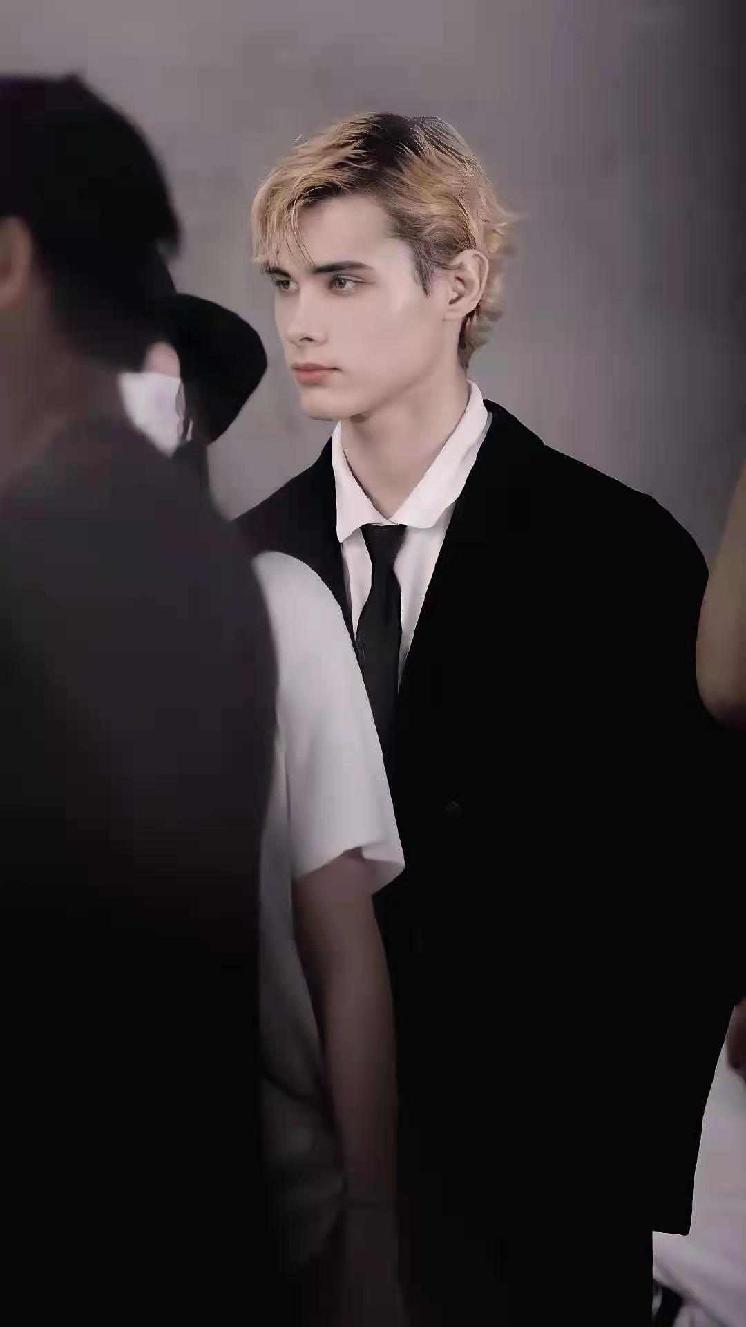 创4顺位发布利路修反向发言更为圈粉在逃打工人利老师终究回不了家