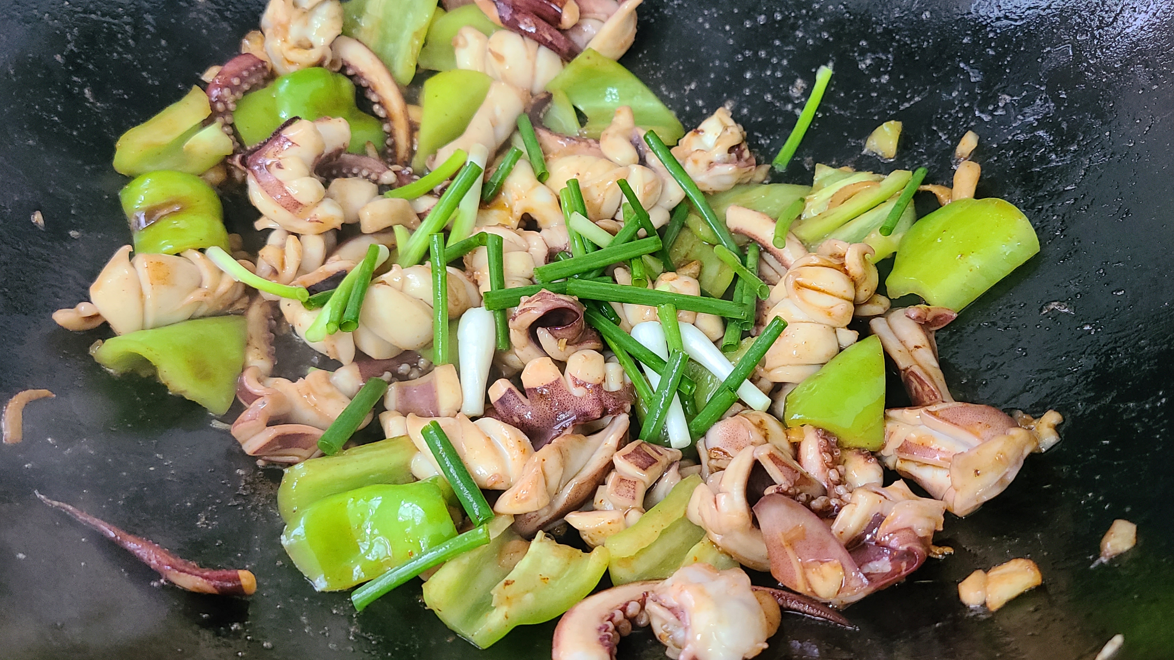 椒盐鱿鱼，是我家经常吃的一道美味家常菜，10分钟就能做好