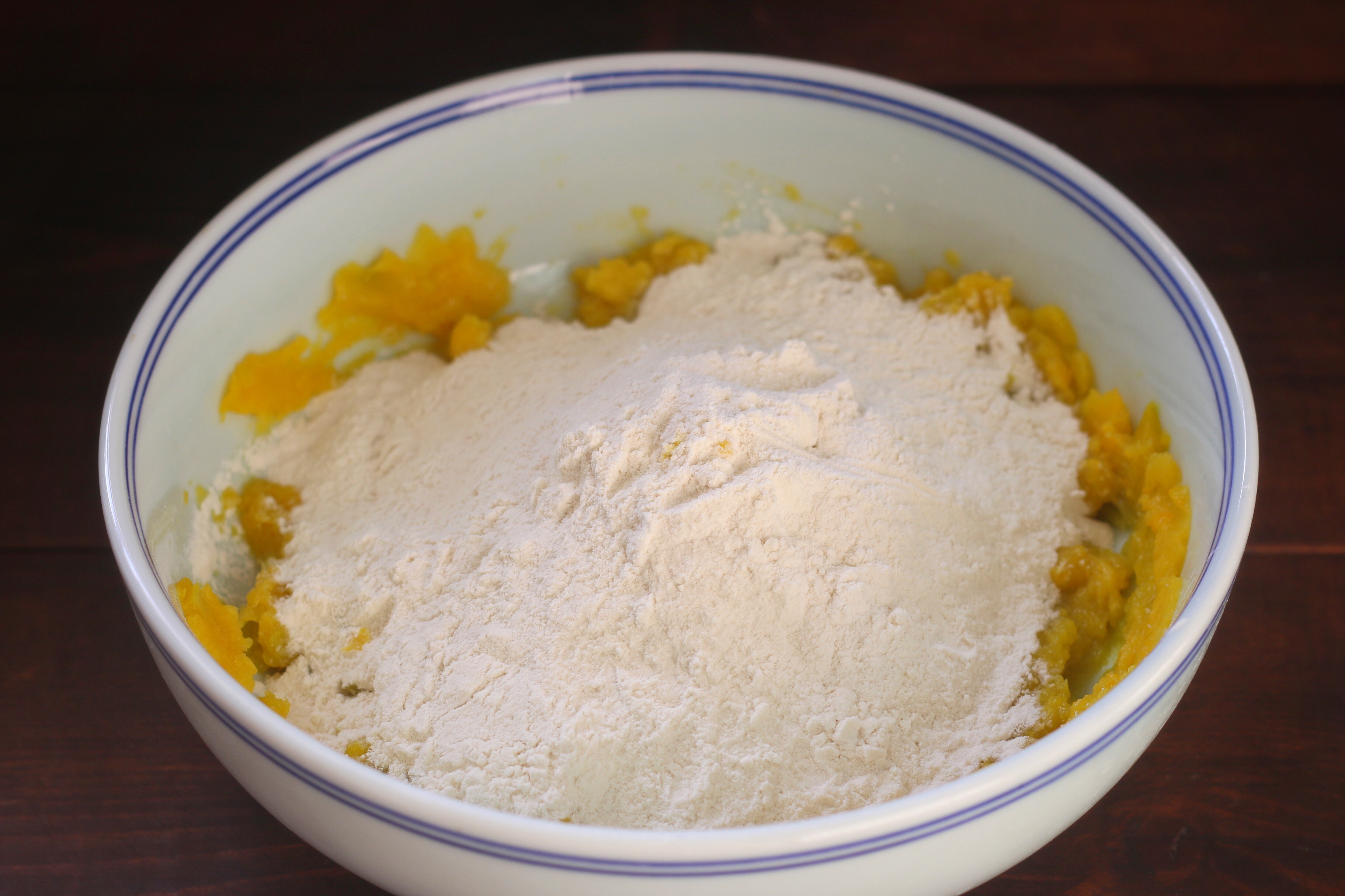 用南瓜做餅，又軟又香甜，如果不制止，孩子會拿起第三個第四個