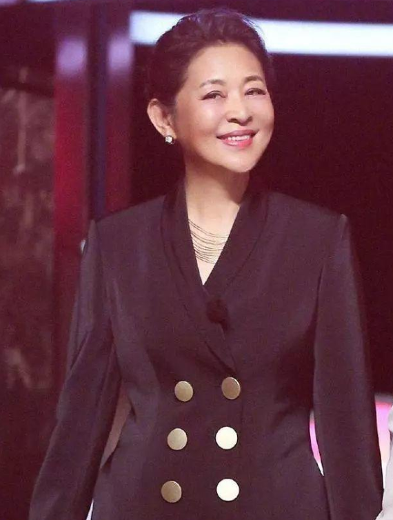靠怀孕抢走陈凯歌，嘲笑倪萍是老女人，陈红怎么越来越像倪萍了？