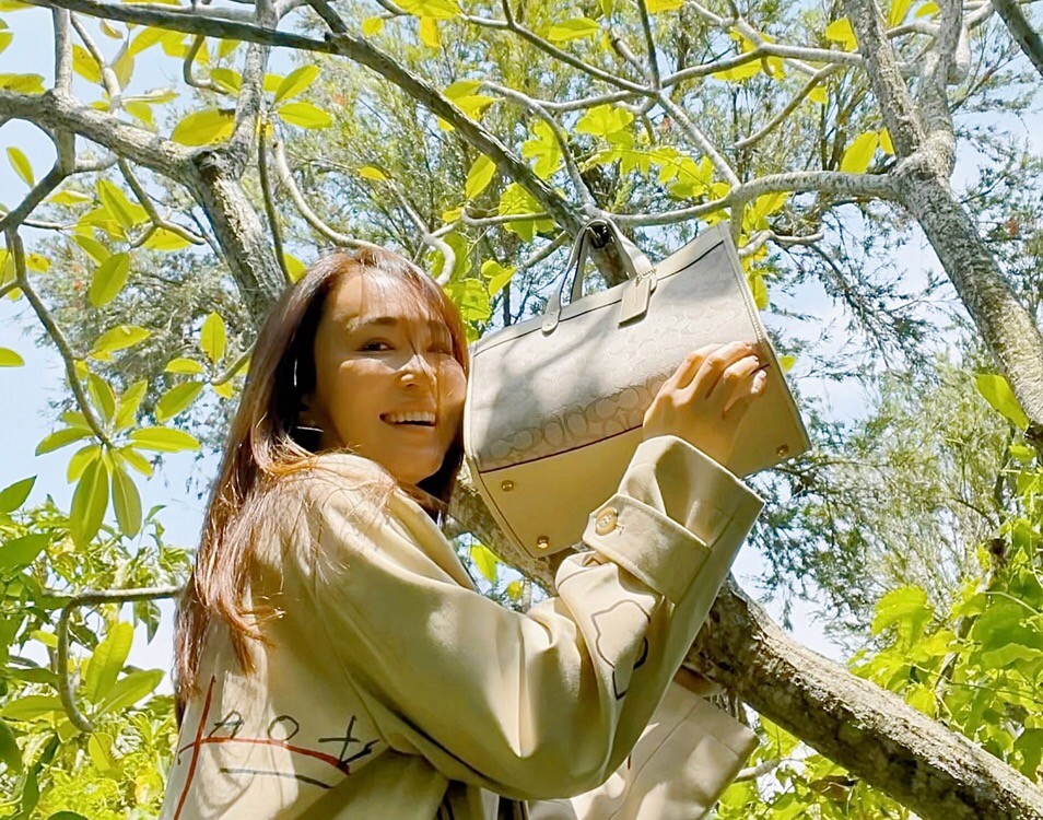 範文芳一家三口同框，6歲兒子五官清秀顏值高，老公一頭長發搶鏡